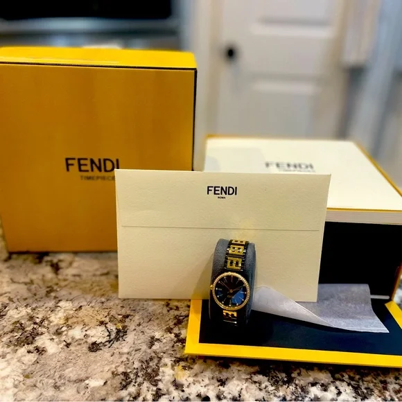 Forever Fendi
29 mm – Watch with FF logo bracelet Forever Fendi 29mm Watch with FF Logo Bracelet, Black MOP  main image 4